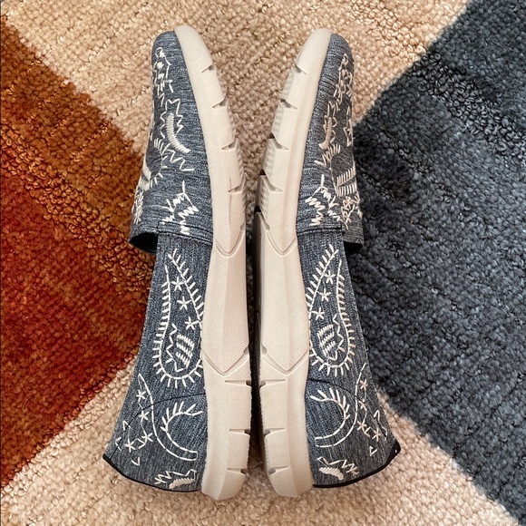 Cloudwalkers by Avenue, Gray with Ivory Embroidery Slip-On Shoes, Kirstie 11W - Picture 12 of 14